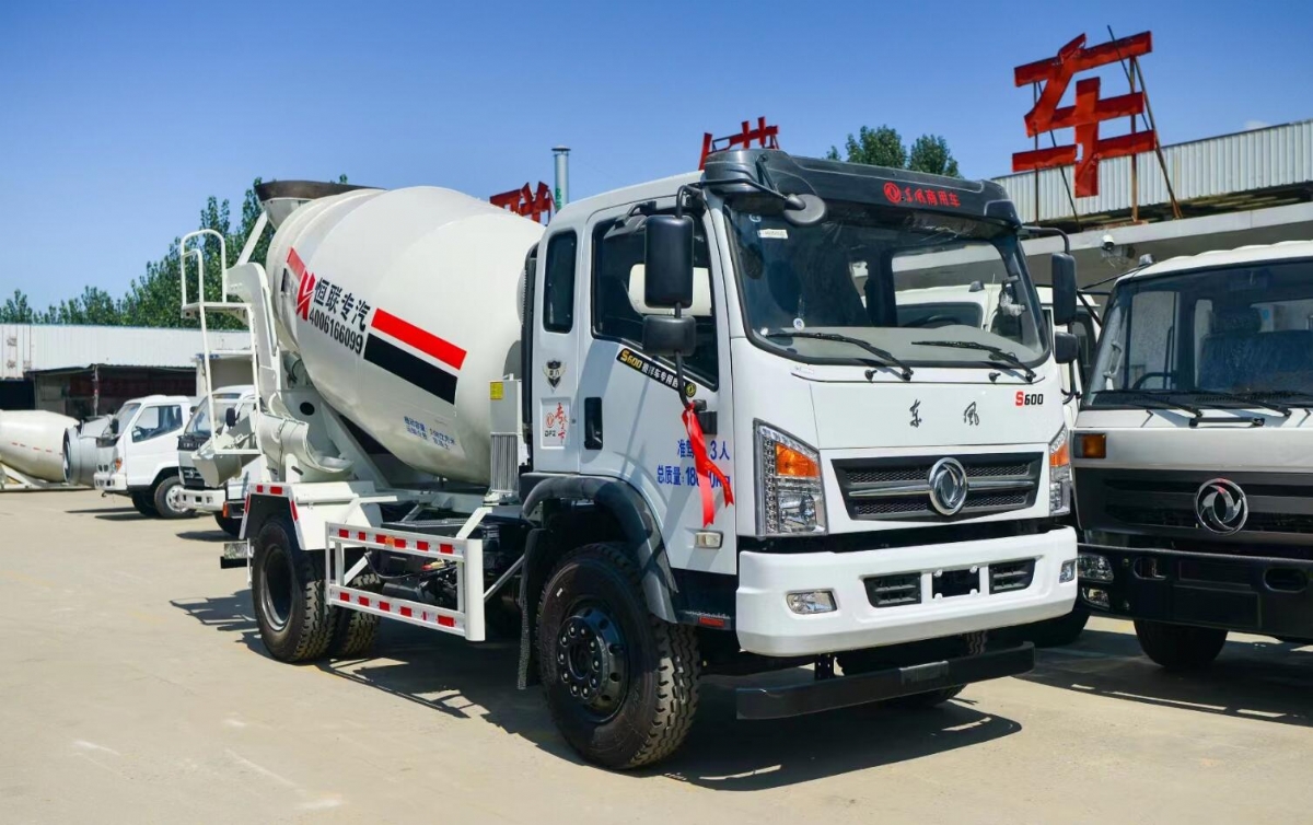 混凝土攪拌車裝卸料時要注意哪些事項(xiàng)